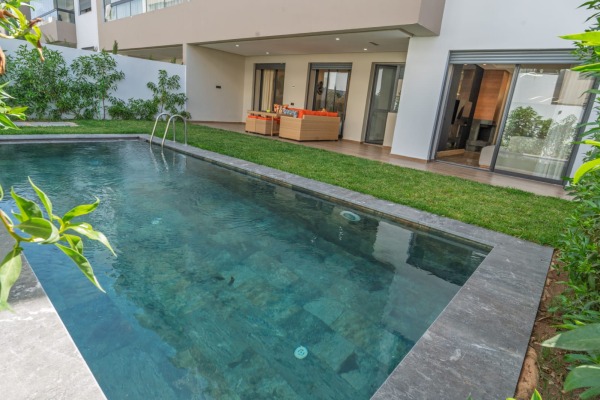 Location – Rez-de-jardin meublé avec piscine privative à Opale Square, Dar Bouazza