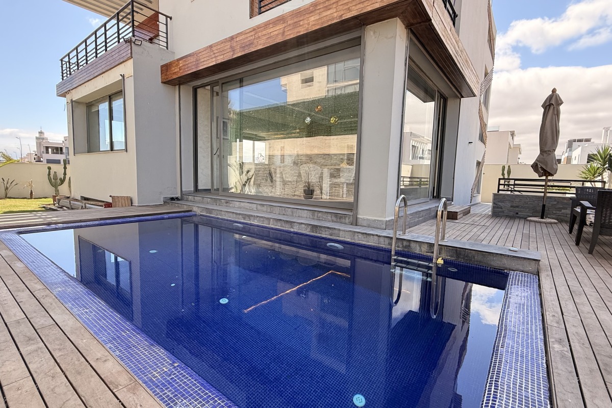 Villa de Prestige avec Vue Mer à Vendre à Dar Bouazza – 4 Façades & 2 Piscines