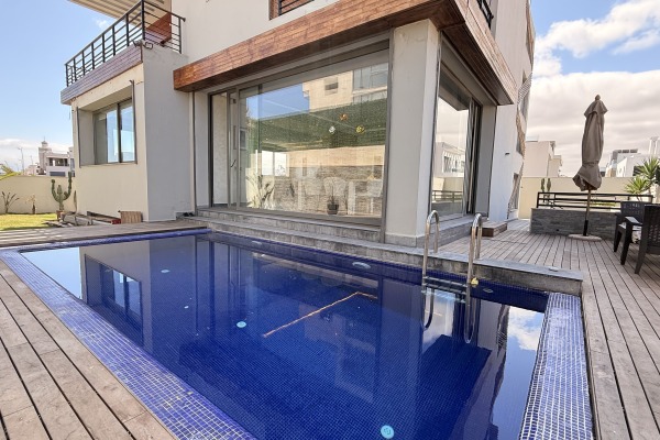 Villa de Prestige avec Vue Mer à Vendre à Dar Bouazza – 4 Façades & 2 Piscines